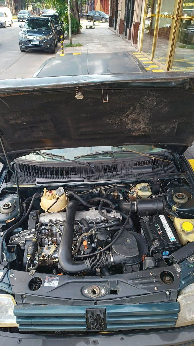 Vano motor del vehículo en el taller