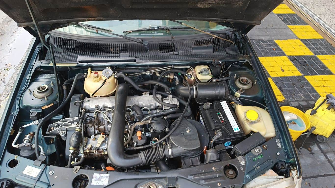 Motor del vehículo durante la revisión de niveles