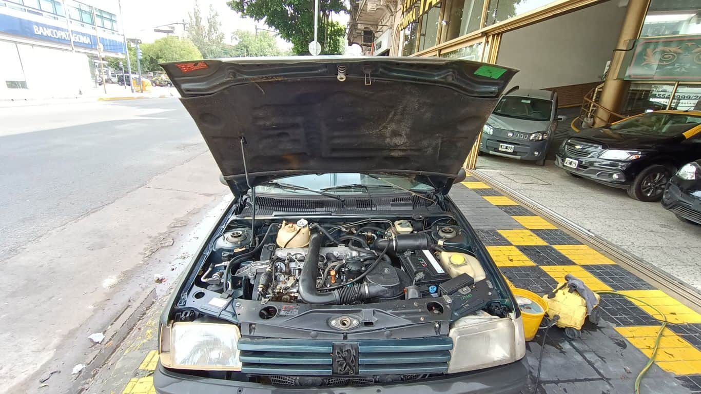 Motor abierto para diagnosticar una pérdida de aceite