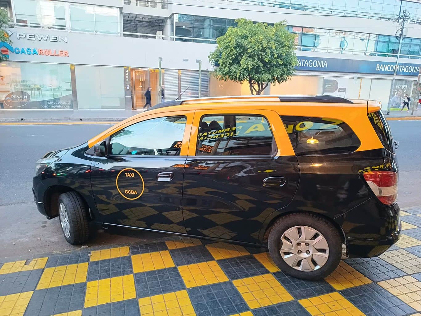 Auto con la carrocería pulida y brillante tras el detailing